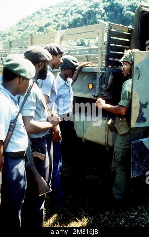 A US serviceman talks with members of the Eastern Caribbean Defense Force during Operation URGENT FURY. Subject Operation/Series: URGENT FURY Country: Grenada (GRD) Stock Photo