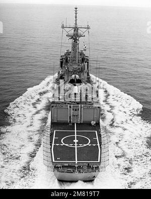 An elevated stern view of the guided missile frigate HALYBURTON (FFG 40) underway. Country: Pacific Ocean (POC) Stock Photo