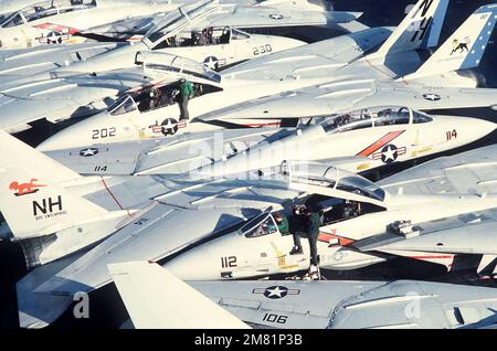 F-14A Tomcat aircraft parked on the flight deck of the aircraft carrier USS JOHN F. KENNEDY (CV-67) while off the coast of Lebanon. Two aircraft are from the nuclear-powered aircraft carrier USS ENTERPRISE (CVN-65). Country: Mediterranean Sea (MED) Stock Photo