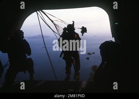 Panama Defense Force soldiers are air-dropped from a CH-47 Chinook helicopter into the Venado Drop Zone at Fort Kobbe, during training exercises conducted by the 193rd Infantry Brigade. Base: Fort Clayton Country: Panama (PAN) Stock Photo