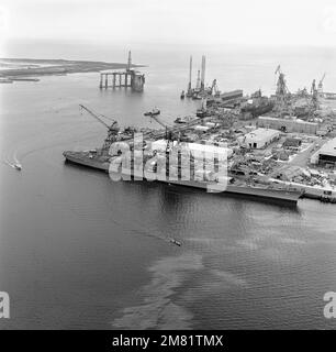 An elevated starboard bow view of the battleship USS IOWA (BB 61) undergoing modernization/reactivation construction at Ingalls Shipbuilding shipyard. Base: Pascagoula State: Mississippi (MS) Country: United States Of America (USA) Stock Photo