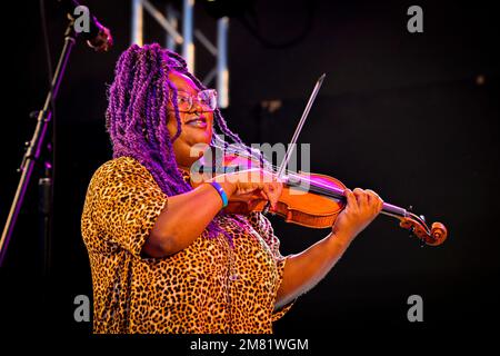 Chauntee Ross, fiddle player,, Vancouver Folk Music Festival, Vancouver, British Columbia, Canada Stock Photo