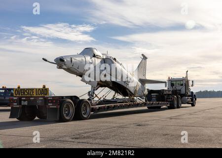 The body of an A-4M Skyhawk is transported to the flightline on Marine Corps Air Station Cherry Point, North Carolina, Jan. 10, 2023.  The aircraft was assigned to Marine Attack Squadron-223 from May 1981 to Aug. 1987, where it logged more than 2,102 flight hours. Over the next couple of years, the aircraft will be restored by Fleet Readiness Center East and placed in front of the air traffic control tower. (U.S. Marine Corps photo by Lance Cpl. Matthew Williams) Stock Photo