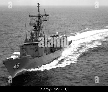 An aerial port bow view of the guided missile frigate RENTZ (FFG-46) underway. Country: Pacific Ocean (POC) Stock Photo