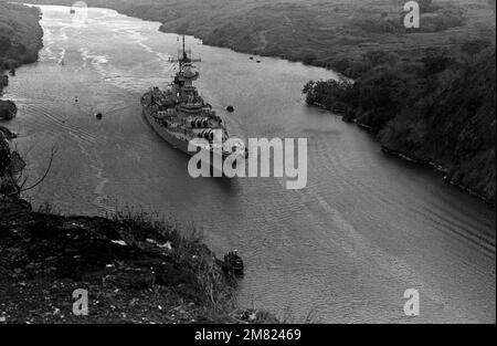 Elevated starboard bow view of the battleship USS NEW JERSEY (BB 62) passing through Gaillard Cut during its transit of the canal. State: Canal Zone Country: Panama (PAN) Stock Photo