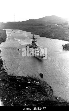 Elevated starboard bow view of the battleship USS NEW JERSEY (BB 62) passing through Gaillard Cut during its transit of the canal. State: Canal Zone Country: Panama (PAN) Stock Photo