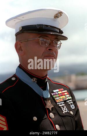 Marine Sergeant Major Allan J. Kellogg, right, Medal of Honor recipient for duty in Vietnam, attends a ceremony to honor the Unknown Serviceman of the Vietnam Era. The serviceman's casket will be transported to California aboard the frigate USS BREWTON (FF 1086) and then transferred to Arlington National Cemetery for interment at the Tomb of the Unknowns. Base: Pearl Harbor State: Hawaii (HI) Country: United States Of America (USA) Stock Photo