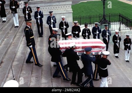 A joint services casket team carries the flag-draped casket of the Unknown Serviceman of the Vietnam Era out of the rotunda and down the east steps of the Capitol. A caisson is waiting at the East Plaza to carry the serviceman to Arlington National Cemetery for a state funeral service and interment at the Tomb of the Unknowns. Base: Washington State: District Of Columbia (DC) Country: United States Of America (USA) Stock Photo