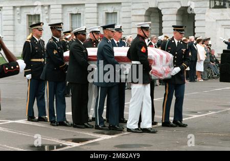 A joint services casket team carries the casket of the Unknown Serviceman of the Vietnam Era to a caisson during the formation of the funeral procession at the east plaza of the Capitol. The caisson will carry the Unknown to Arlington National Cemetery for a state funeral and internment at the Tomb of the Unknowns. Base: Washington State: District Of Columbia (DC) Country: United States Of America (USA) Stock Photo