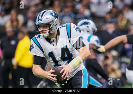 New Orleans, Louisiana, USA. 11th Jan, 2023. Carolina Panthers quarterback Sam Darnold runs the ball abasing the New Orleans Saints in an NFL game in New Orleans, Louisiana USA on January 8, 2023. The Panthers beat the Saints 10-7. (Credit Image: © Dan Anderson/ZUMA Press Wire) EDITORIAL USAGE ONLY! Not for Commercial USAGE! Stock Photo