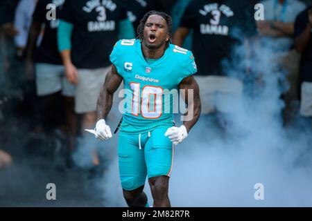 Los Angeles, United States. 10th Sep, 2023. Miami Dolphins wide receiver  Tyreek Hill (C) catches the ball between f Los Angeles Chargers defensive  back Ja'Sir Taylor (L) and safety Derwin James Jr. (