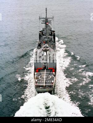 An elevated stern view of the guided missile frigate HAWES (FFG-53) underway off the coast of New England. Country: Atlantic Ocean (AOC) Stock Photo