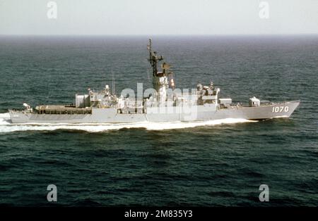 Aerial starboard beam view of the frigate USS DOWNES (FF 1070) underway. Country: Pacific Ocean (POC) Stock Photo