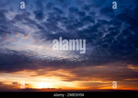 Wolkenformation im Sonnenuntergang Stock Photo