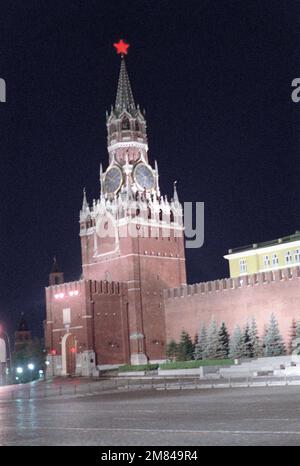 A nighttime view in Red Square showing the Savior Tower located on the south end of the Kremlin Wall. It is through this gate that members of the Soviet government enter the Kremlin. Base: Moscow Country: Russia (RUS) Stock Photo