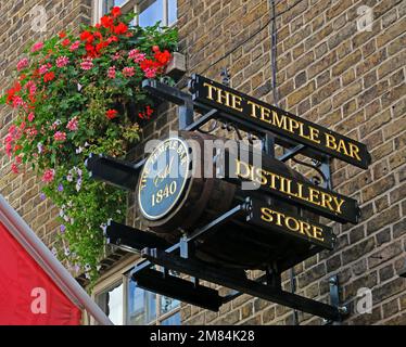 The Temple Bar distillery store, Dublin, Est 1840, 47-48 Temple Bar, Dublin 2, D02 N725, Eire, Ireland Stock Photo