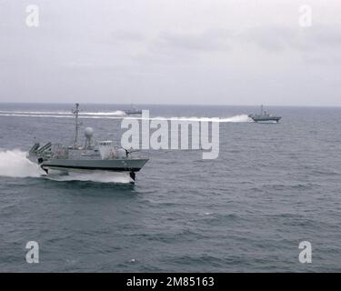 A starboard bow view of the patrol combatant-missile (hydrofoils) USS ARIES (PHM-5), foreground, USS GEMINI (PHM-6), right, and USS AQUILA (PHM-4), background, underway during high-speed maneuvers. Country: Gulf Of Mexico Stock Photo