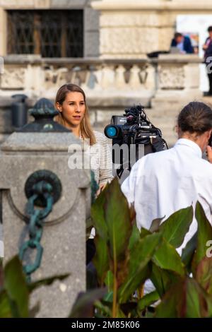 A TV crew from Servus TV preparing to go on air for a news broadcast about Vladimir Putin's visit to Vienna June 2018, some dignitaries in background Stock Photo