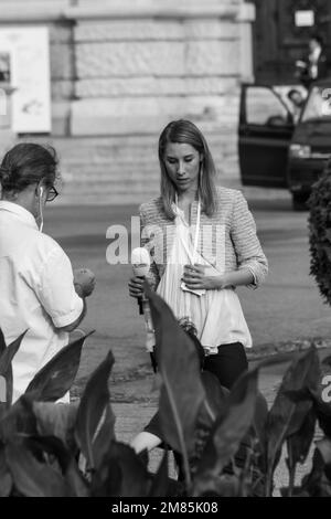 A TV crew from Servus TV preparing to go on air for a news broadcast about Vladimir Putin's visit to Vienna June 2018, some dignitaries in background Stock Photo