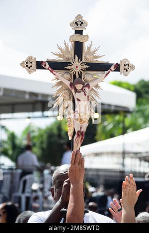 Salvador, Bahia, Brazil - January 06, 2023: Catholics touching the image of Jesus Christ during mass at Senhor do Bonfim church in Salvador, Bahia. Stock Photo