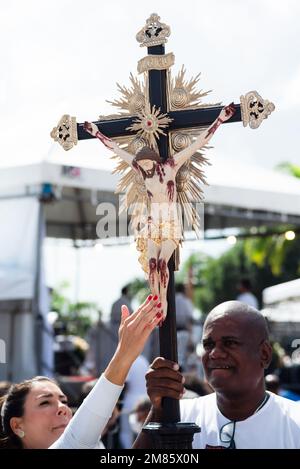 Salvador, Bahia, Brazil - January 06, 2023: Catholics touching the image of Jesus Christ during mass at Senhor do Bonfim church in Salvador, Bahia. Stock Photo