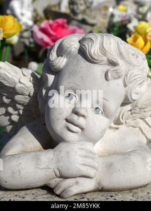 Statuette d'un ange sur une pierre tombale. Crécy-la-Chapelle. Seine-et-Marne. France. Europe. Stock Photo