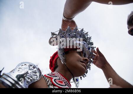 Paimpath Female Traditional dancers in Colombo, Sri Lanka Stock Photo - Alamy