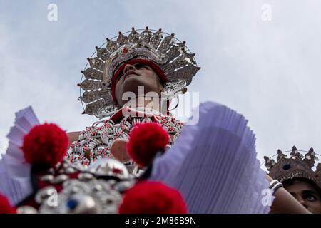 Paimpath Female Traditional dancers in Colombo, Sri Lanka Stock Photo - Alamy