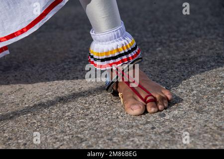 Paimpath Female Traditional dancers in Colombo, Sri Lanka Stock Photo - Alamy