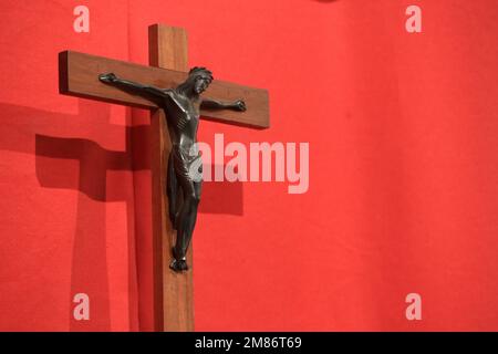 Jésus-Christ sur la croix. Eglise Saint-Louis. Villemomble. Seine-Saint-Denis. France. Europe. Stock Photo