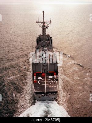 An elevated stern view of the guided missile frigate KAUFFMAN (FFG-59) underway during sea trials prior to its commissioning. Country: Atlantic Ocean (AOC) Stock Photo