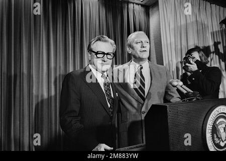 U.S. President Gerald Ford announcing  U.S. Vice Presidential Nominee Nelson Rockefeller at Press Conference, Washington, D.C., USA, Warren K. Leffler, US News & World Report Magazine Collection, August 20, 1974 Stock Photo
