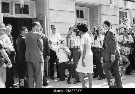 Vivian Malone entering Foster Auditorium to register for classes, University of Alabama. Tuscaloosa, Alabama, USA, Warren K. Leffler, US News & World Report Magazine Collection, June 11, 1963 Stock Photo