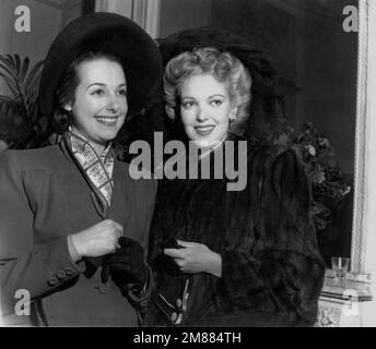 LINDA DARNELL ( with French actress MARCELLE DERRIEN ) at a reception in her honour in Paris on 22nd May 1947 still with blonde hair having just finished filming FOREVER AMBER in Hollywood Stock Photo