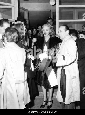 LINDA DARNELL on her arrival in Paris in May 1947 still with blonde hair having just finished filming FOREVER AMBER in Hollywood Stock Photo