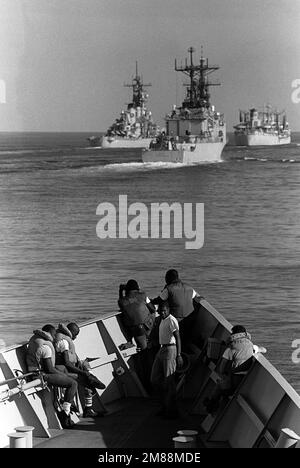 Crew members of the guided missile frigate USS FORD (FFG-54) watch for mines as an underway replenishment takes place forward of their ship. Ahead of the FORD are, left to right, the battleship USS MISSOURI (BB-63), the destroyer USS LEFTWICH (DD-984) and the fleet oiler USNS HASSAYAMPA (T-AO-145). Country: Gulf Of Oman Stock Photo