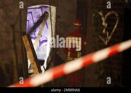 Erkelenz, Germany. 13th Jan, 2023. Rescue workers are standing in front of a building in the village of Lützerath, where two people have barricaded themselves in a tunnel. Credit: David Young/dpa/Alamy Live News Stock Photo