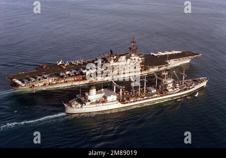 An aerial view of the aircraft carrier USS MIDWAY (CV-41) conducting underway replenishment operations with the fleet oiler USNS HASSAYAMPA (T-AO-145). Country: Pacific Ocean (POC) Stock Photo