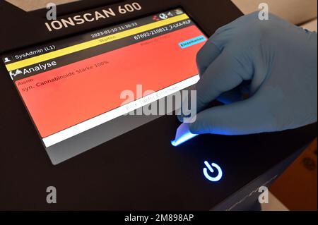 Bruchsal, Germany. 10th Jan, 2023. A swab containing a wipe sample of a letter from prisoners' mail is inserted into an ion scanner at Bruchsal Correctional Institution (JVA). The ion scanner can detect drugs present based on the sample. (to dpa 'Drug scanners' in prisons strike around 150 times') Credit: Uli Deck/dpa/Alamy Live News Stock Photo