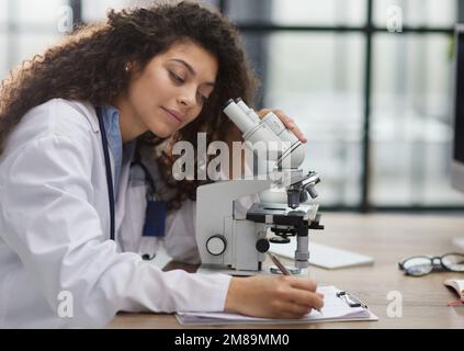 Female scientist researcher conducting an experiment in a labora Stock Photo