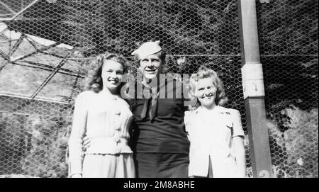 Norma Jeane and Jim Dougherty on Catalina Island. (1945). Jim was stationed there with the Merchant Marine - unknown author Stock Photo