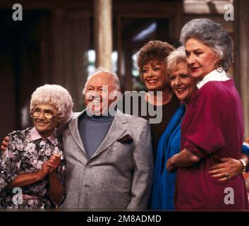 MICKEY ROONEY, BETTY WHITE, ESTELLE GETTY, BEA ARTHUR and RUE MCCLANAHAN in THE GOLDEN GIRLS (1985), directed by SUSAN HARRIS. Credit: TOUCHSTONE TELEVISION / Album Stock Photo