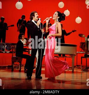 SONNY BONO and CHER in THE SONNY AND CHER COMEDY HOUR (1971), directed by ART FISHER. Credit: Columbia Broadcasting System (CBS) / Album Stock Photo