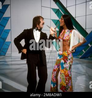 SONNY BONO and CHER in THE SONNY AND CHER COMEDY HOUR (1971), directed by ART FISHER. Credit: Columbia Broadcasting System (CBS) / Album Stock Photo