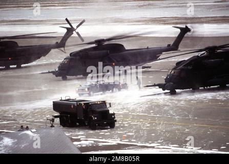 Members of the 20th Special Operations Squadron battle bitter cold to service their MH-53J Pave Low III helicopters during JAGUAR BITE '89, a joint Army-Air Force exercise conducted by the US Special Operations Command. Subject Operation/Series: JAGUAR BITE '89 Base: Phelps Collins Ang Base State: Michigan (MI) Country: United States Of America (USA) Stock Photo