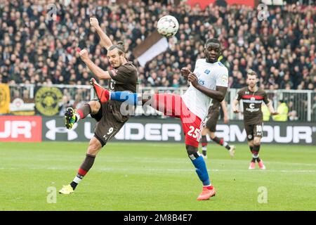 ARCHIVE PHOTO: Alex MEIER turns 40 on January 17, 2023, Alex MEIER (left, St.Pauli) versus Orel MANGALA (HH), action, duels, soccer 2nd Bundesliga, 25th matchday, FC St.Pauli (St .Pauli) - HSV Hamburg Hamburg Hamburg (HH) 0: 4, on March 10th, 2019 in Hamburg/Germany. Â Stock Photo