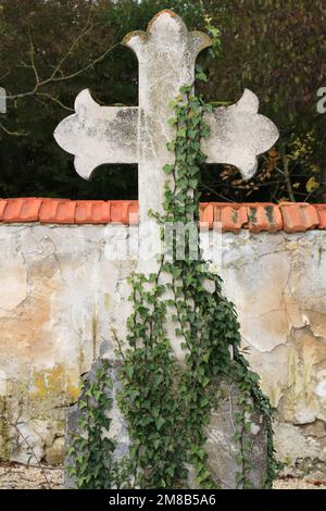 Croix en pierre sur une pierre tombale. Saint-Germain-sur-Morin. Seine-et-Marne. France. Europe. Stock Photo