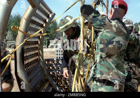 A jump master pulls static lines aside as members of the 82nd Airborne Division make a practice jump from an aircraft mock-up during Exercise SAND EAGLE '89. Subject Operation/Series: SAND EAGLE '89 Base: Saint Mary'S State: Georgia (GA) Country: United States Of America (USA) Stock Photo