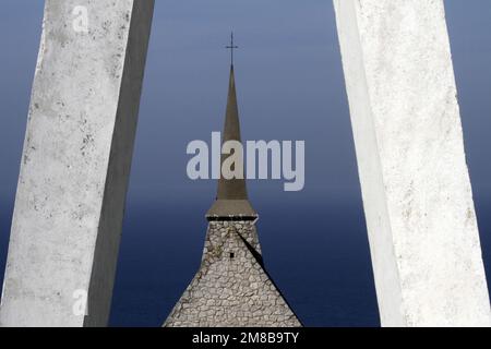 Clocher. La Chapelle Notre-Dame-de-la-Garde sur la falaise d'Amont. Etretat. Seine-Maritime. Haute-Normandie. France. Europe. Stock Photo