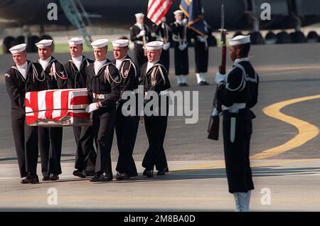 Navy pallbearers carry the remains of one of the 47 crew members killed in an explosion aboard the battleship USS IOWA (BB-61). The explosion occurred in the No. 2 16-inch gun turret as the IOWA was conducting routine gunnery exercises approximately 300 miles northeast of Puerto Rico on April 19th. Base: Dover Air Force Base State: Delaware (DE) Country: United States Of America (USA) Stock Photo